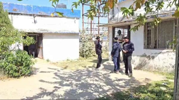 अज्ञात वाहन की टक्कर से घायल