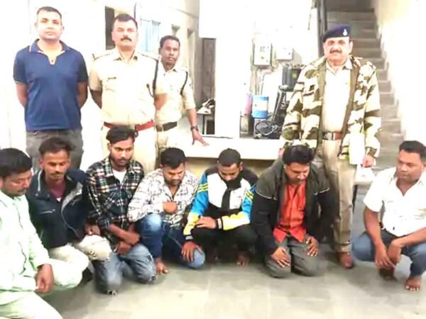 8 व्यक्तियों को जुआ खेलते हुए रंगे