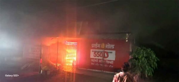 शार्ट सर्किट से ऑटो पार्ट्स की दुकान