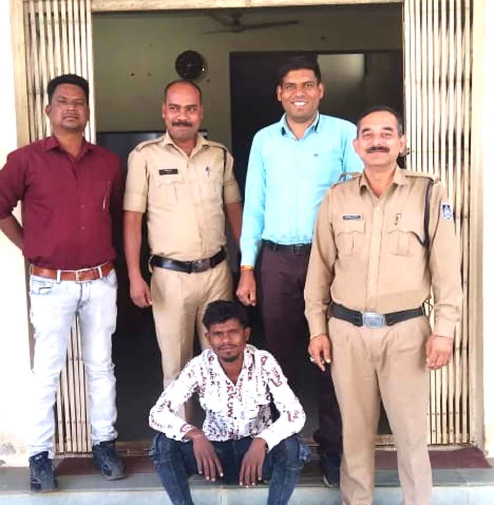 चोरी का फरार