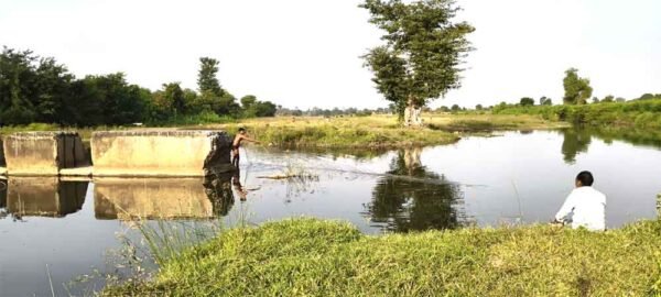 स्टाप डेम टूटने से तीन गांव के किसान