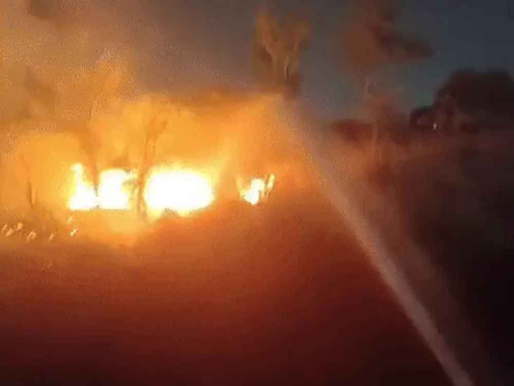 जंगल में आग लगी:15 दमकलों