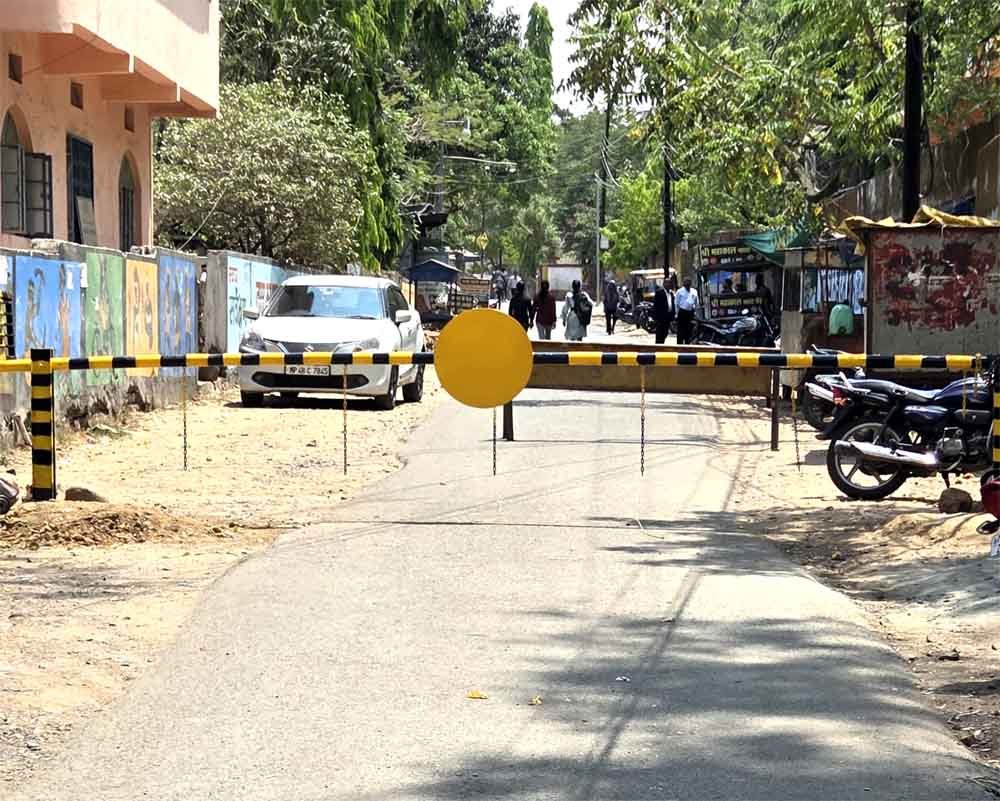 कोर्ट के सामने यातायात व्यवस्था सुधारने