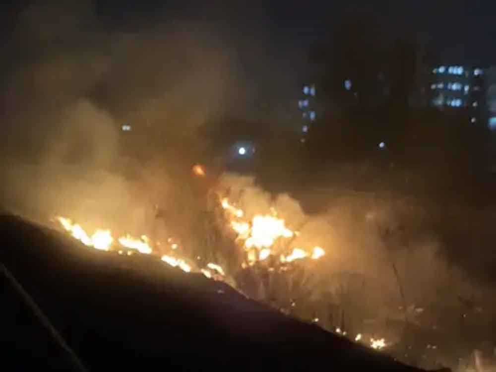रेलवे ट्रैक पर झाड़ियों में लगी आग,