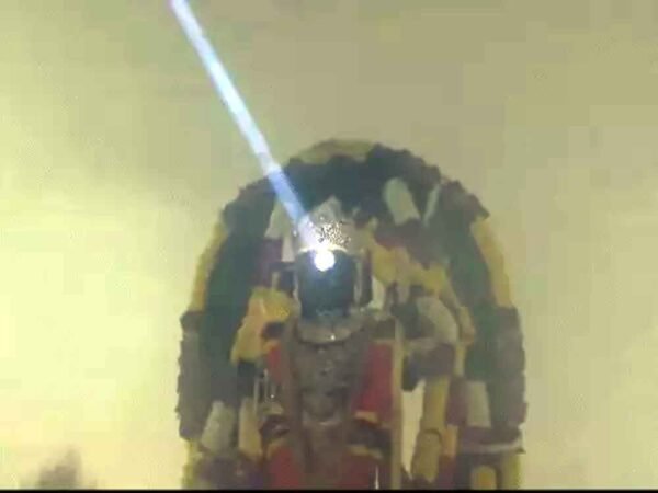 रामलला को सूर्य तिलक के साथ मिला