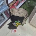 चोर ने पुराने कपड़े