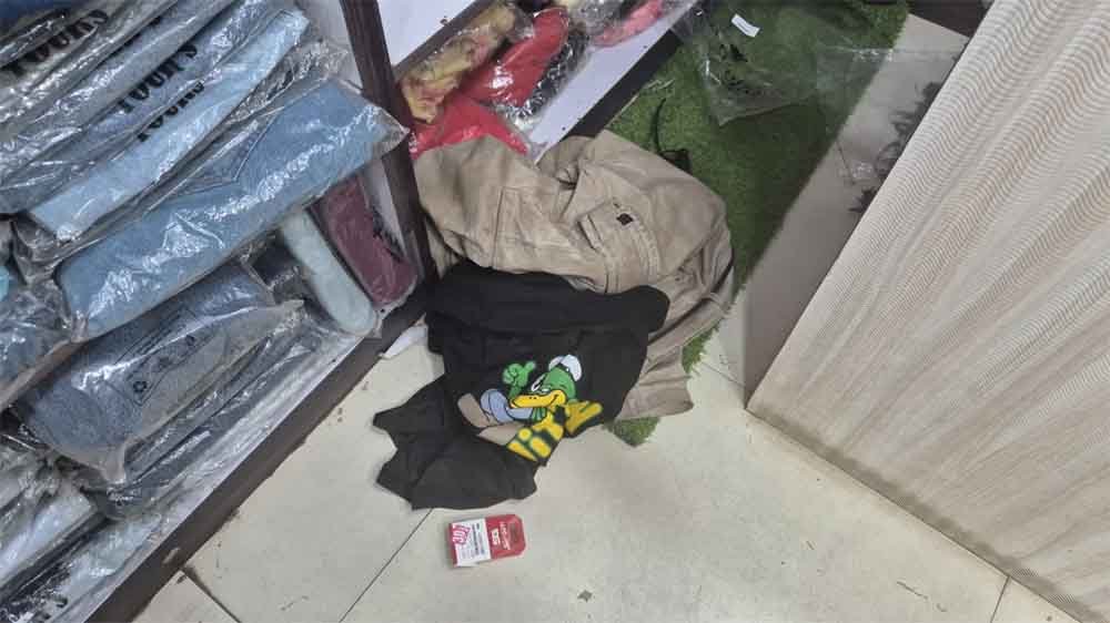 चोर ने पुराने कपड़े