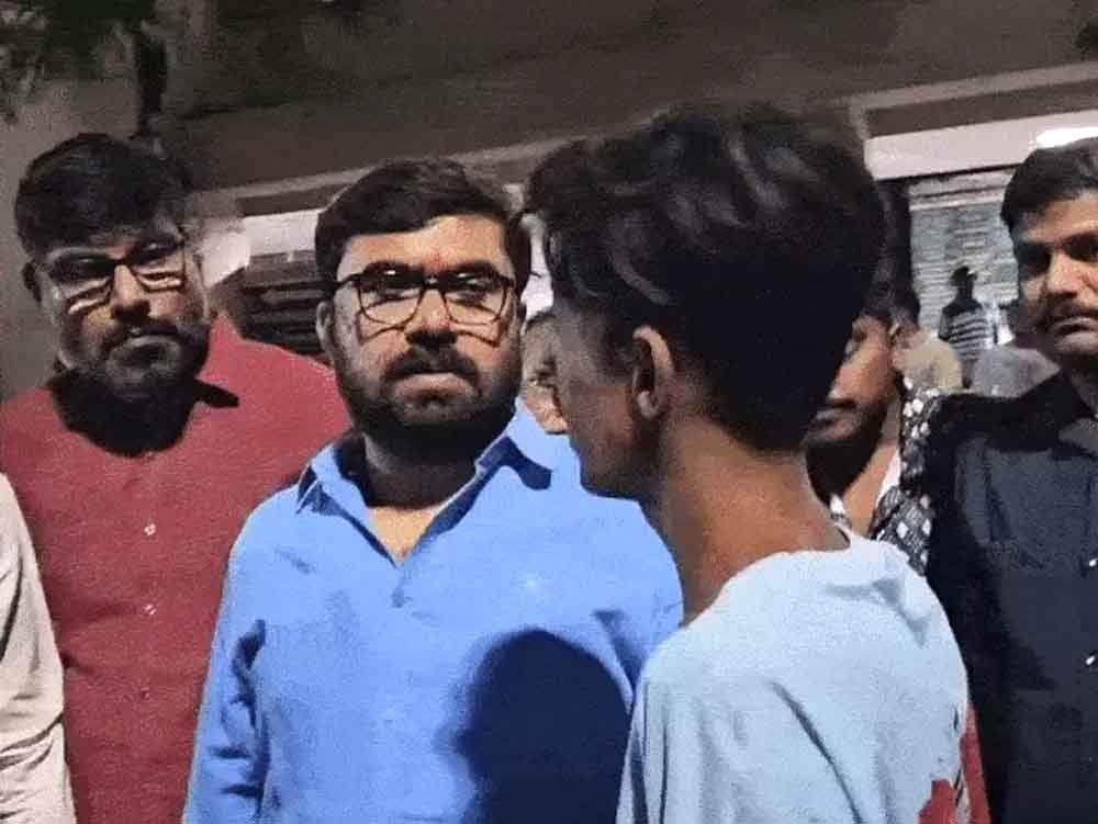 भाजपा नेताओं को पीटने वाले दो