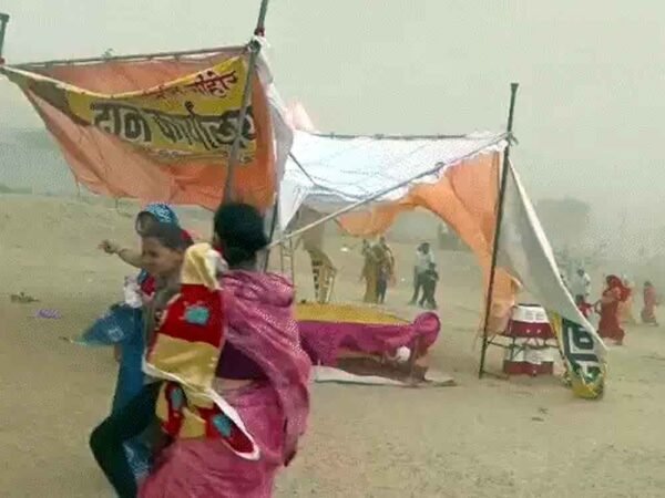 तेज आंधी से पंडाल गिरा: पंडित प्रदीप