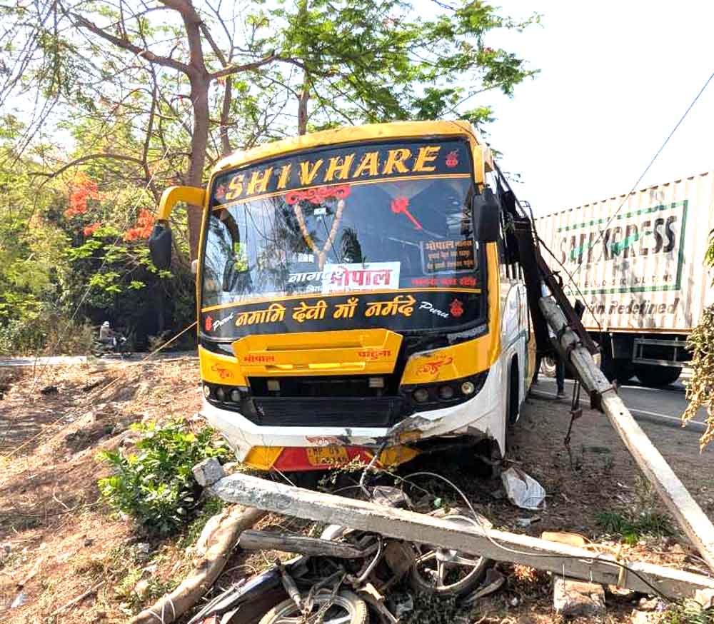 तेज रफ्तार बस ने बाइक सवार युवक को