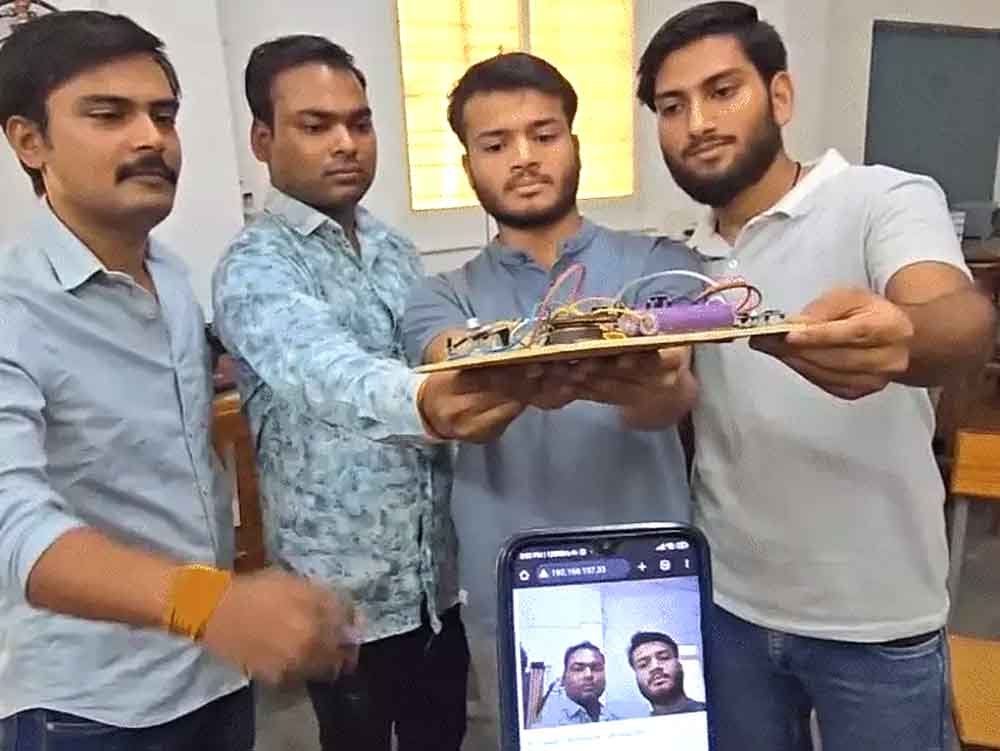 छात्रों ने बनाया हाईटेक