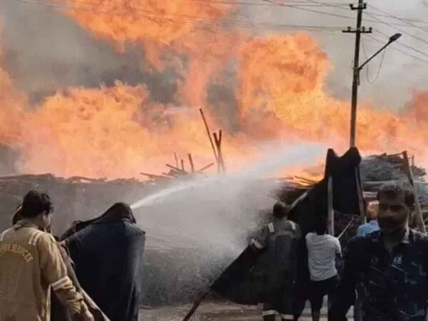 गोदाम में भीषण आग, 5 लाख बांस