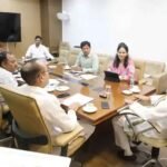 संविदा स्वास्थ्य कर्मचारियों ने समाप्त