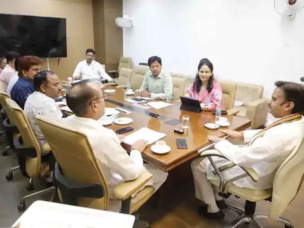 संविदा स्वास्थ्य कर्मचारियों ने समाप्त