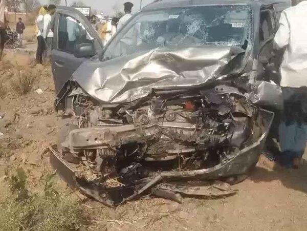 सड़क हादसा: मंदिर जा रहे परिवार