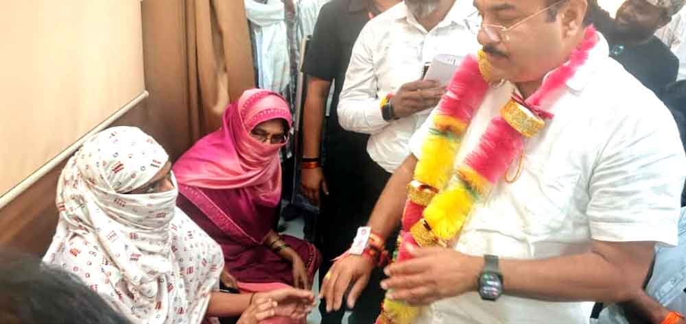 दूरी है ना खाई है