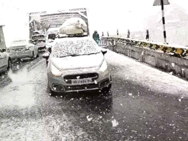 हिमाचल में बर्फबारी और बारिश से