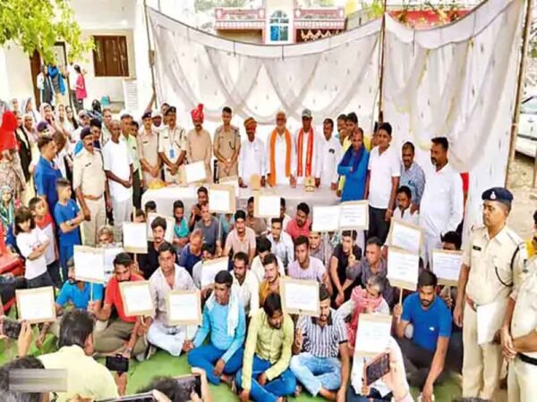 पुलिस की अनोखी पहल: आरोपियों के घरों