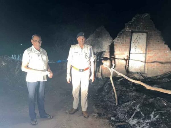 झोपड़ी में आग लगने से मासूम बच्ची