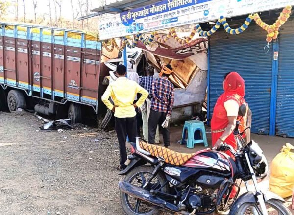 पिकअप-ट्रैक्टर को टक्कर मारकर