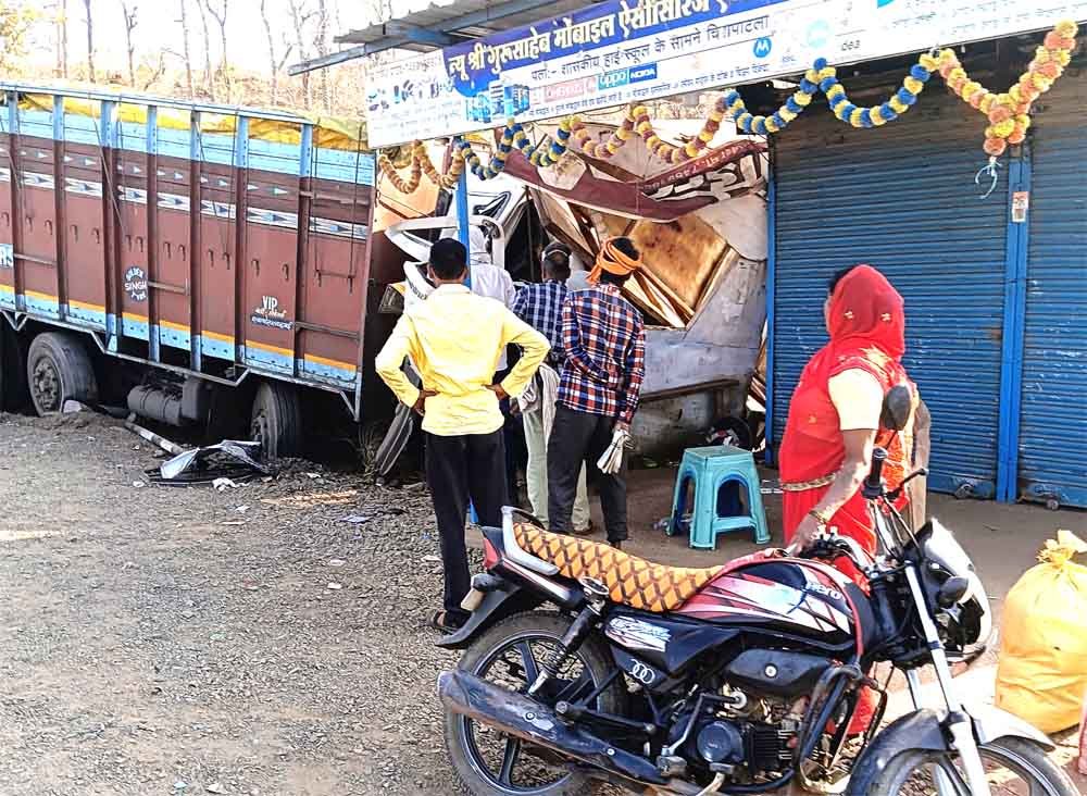 पिकअप-ट्रैक्टर को टक्कर मारकर