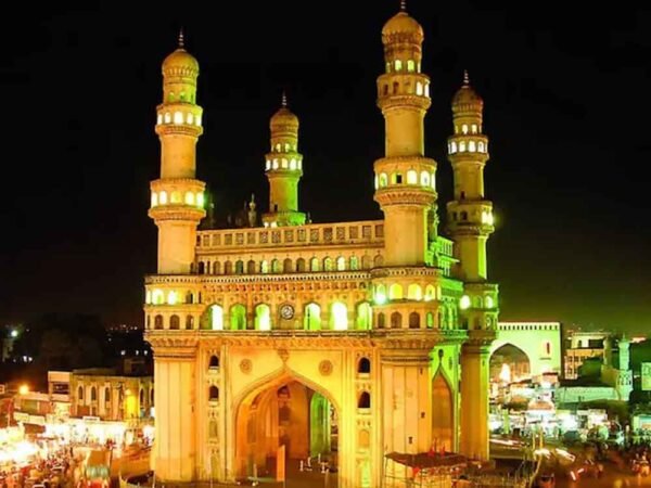 तेज़ बारिश और तूफान से चारमीनार