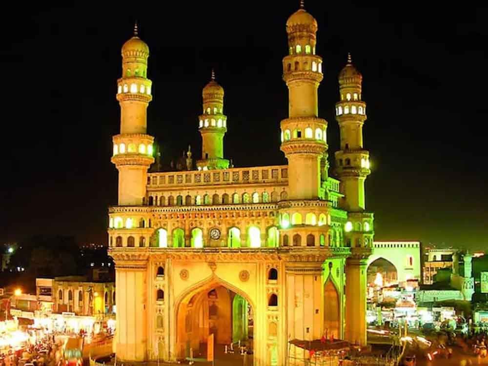 तेज़ बारिश और तूफान से चारमीनार