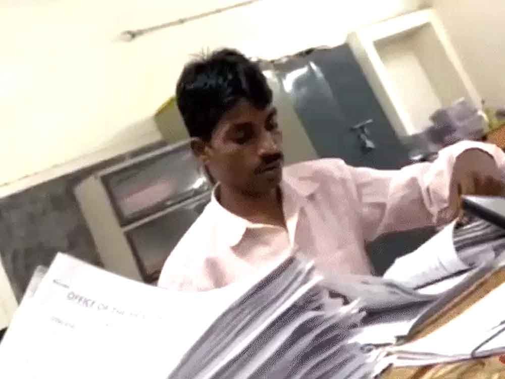 यूनिवर्सिटी परीक्षा की कॉपी जांचने