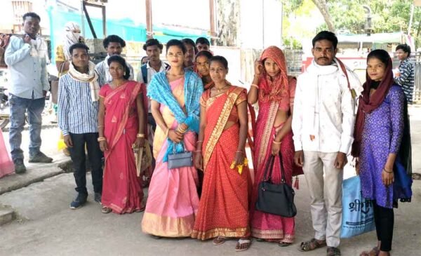 49 हजार का चेक लेने भटक रही