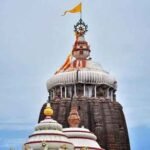 मंदिरों के ऊपर झंडा त्रिभुजाकार