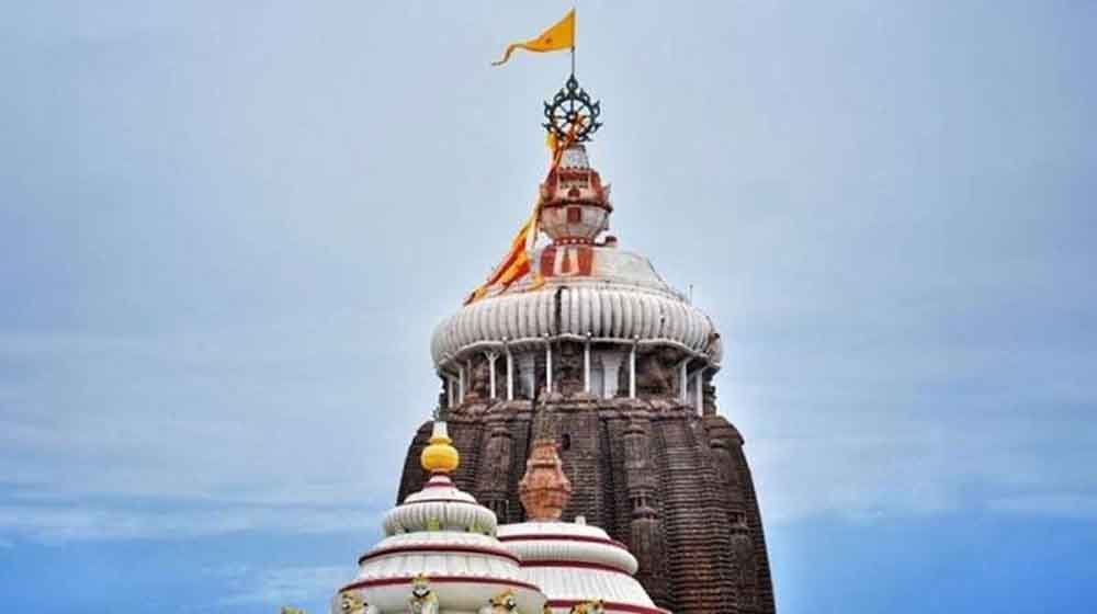 मंदिरों के ऊपर झंडा त्रिभुजाकार