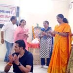 बुजुर्गों के बीच पहुंचकर नेहा गर्ग ने