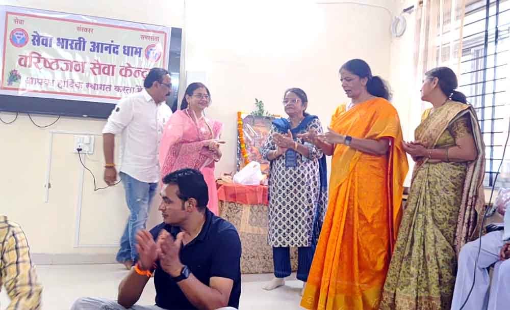 बुजुर्गों के बीच पहुंचकर नेहा गर्ग ने