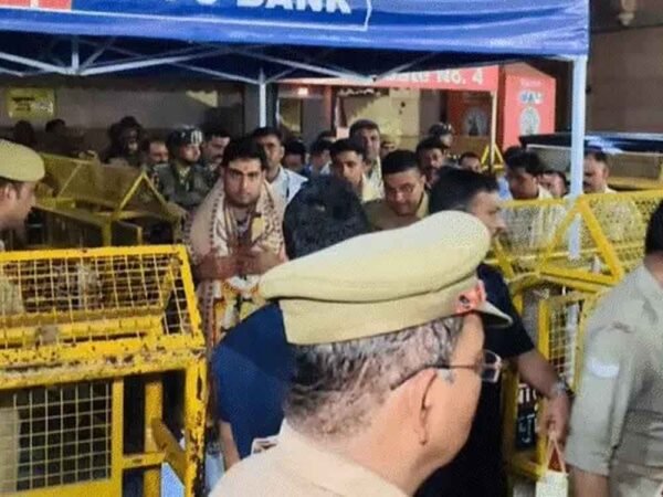 काशी विश्वनाथ में आकाश अंबानी ने किए