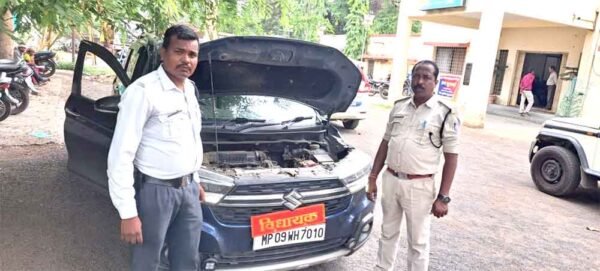 वाहन पर विधायक की नेम प्लेट और