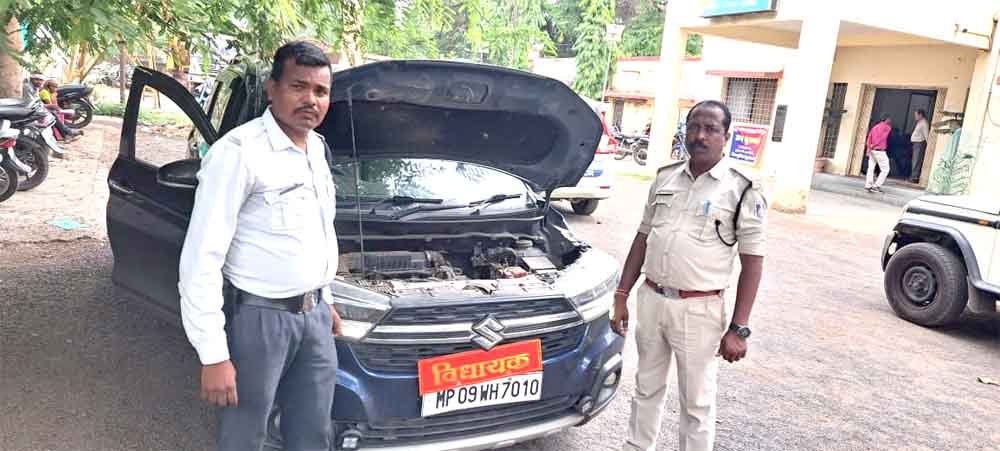 वाहन पर विधायक की नेम प्लेट और