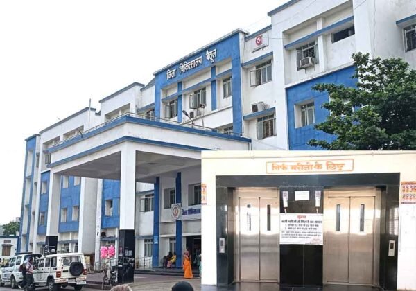 दो दिनों से लिफ्ट बंद होने से परेशान