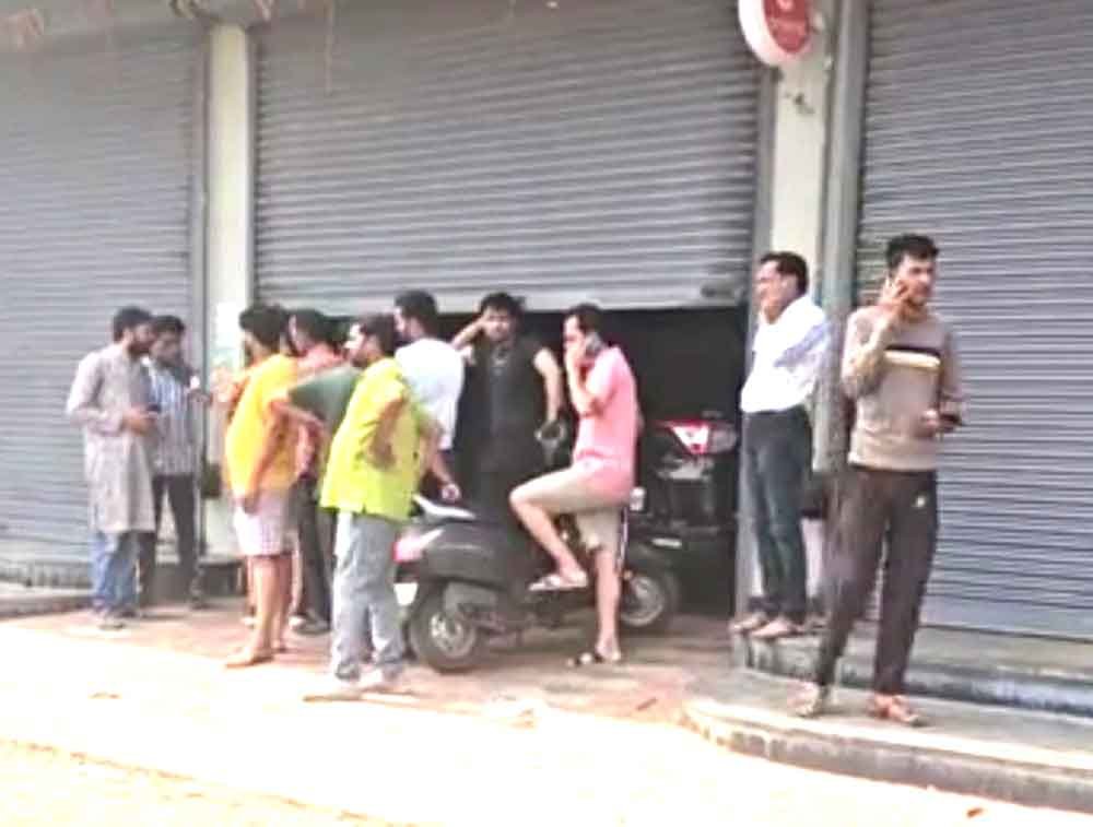 नागपुर रोड पर शो रुम और दुकान के