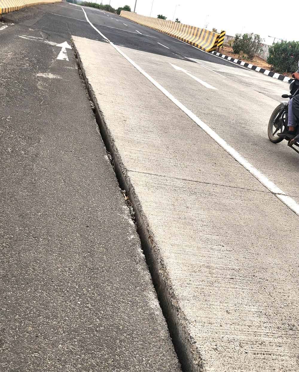 फोरलेन पर रोड में पड़ी