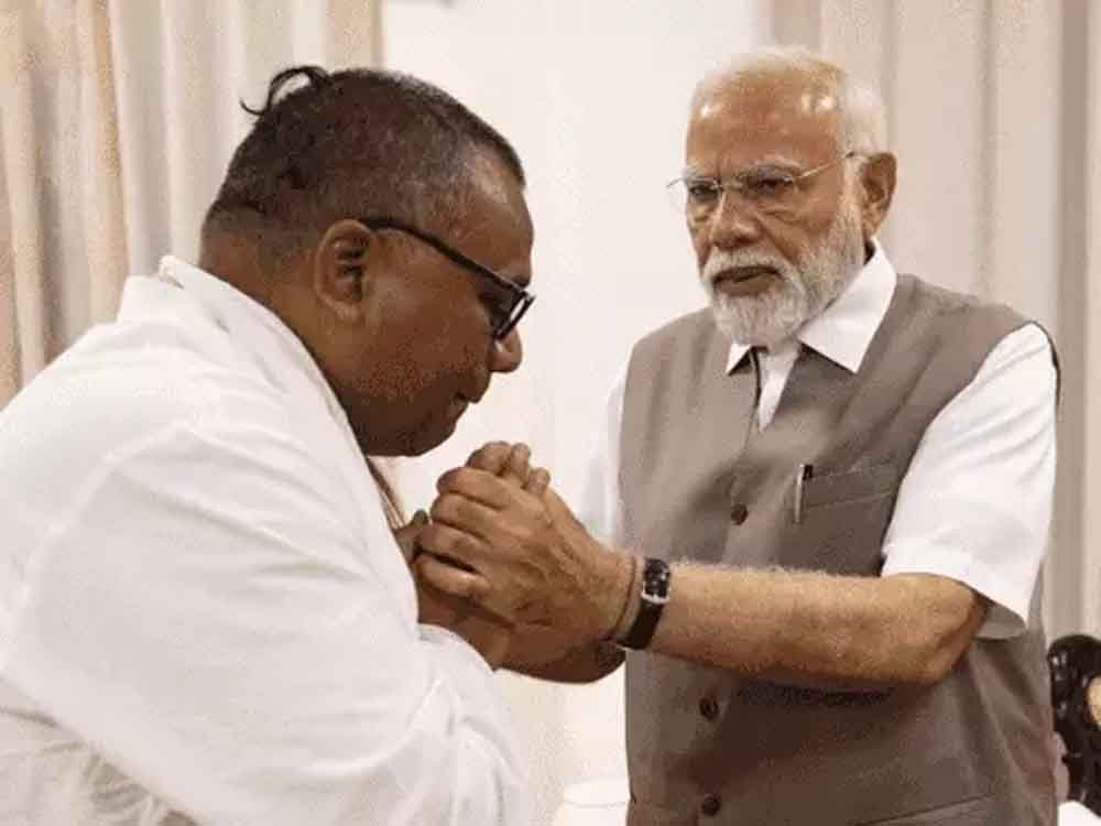 कानपुर में शहीद शुभम द्विवेदी के परिजनों