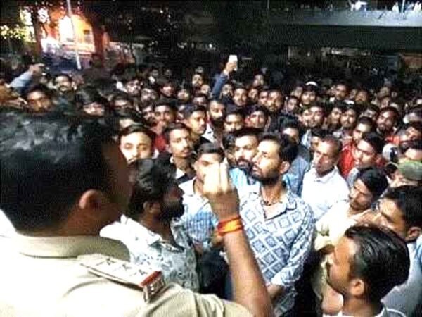 तिलक लगाने पर आसिम ने दी गोली