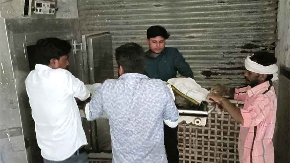 भांजे की सगाई में