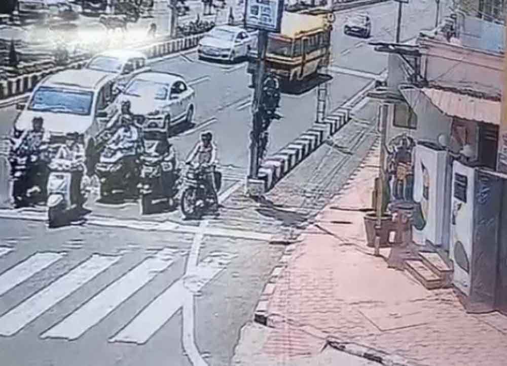 ब्रेक फेल बस ने 8 गाड़ियों को मारी