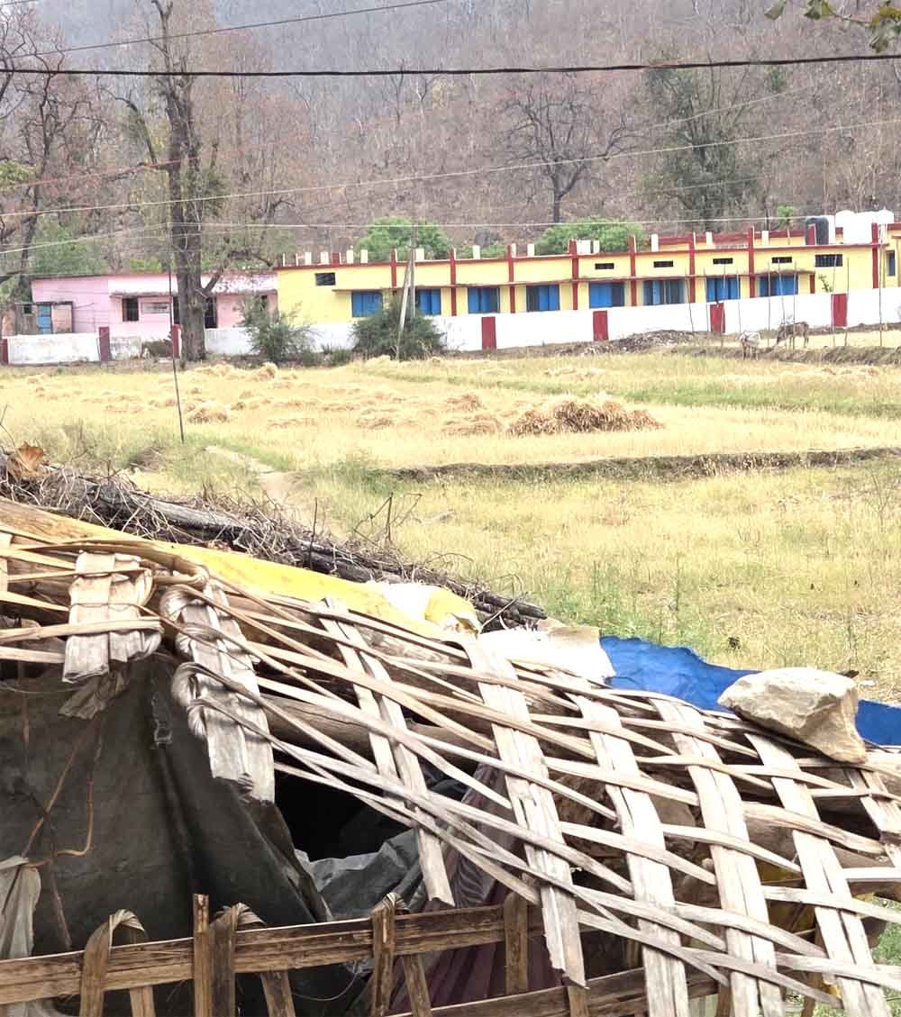 डेढ़ फीट की पगडंडी से स्कूल