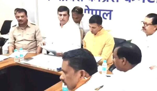 राजनीति करना है तो कांग्रेसियों को