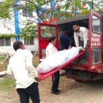 रेलवे गेट के पास गड्ढे में मिले