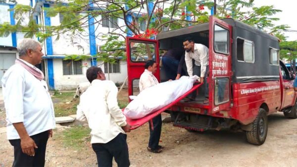 रेलवे गेट के पास गड्ढे में मिले