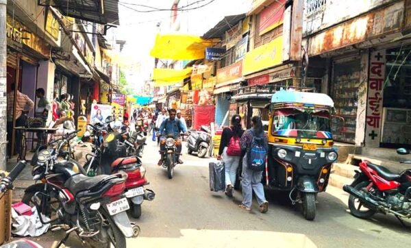 सीमेंट रोड पर चार