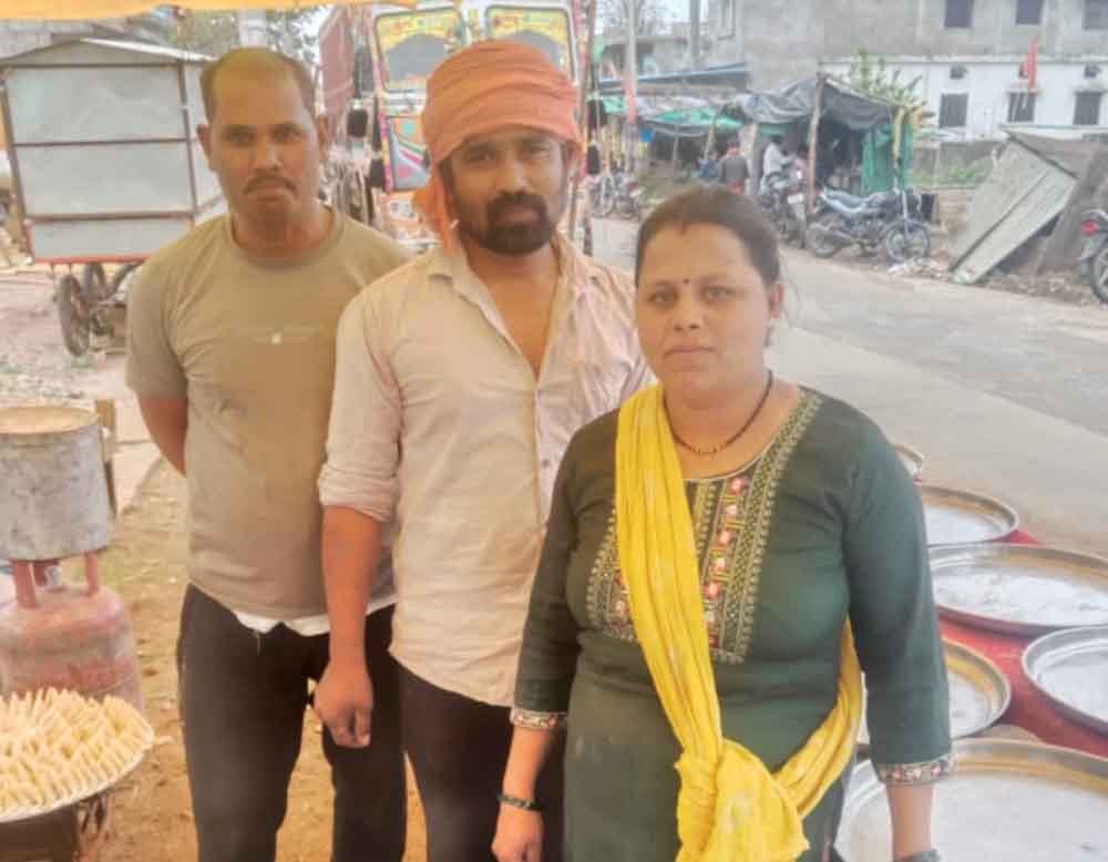 बाजार ठेकेदार ने महिला दुकानदार से