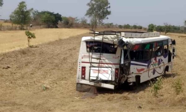 फोरलेन पर एनस के पास बस को पीछे से